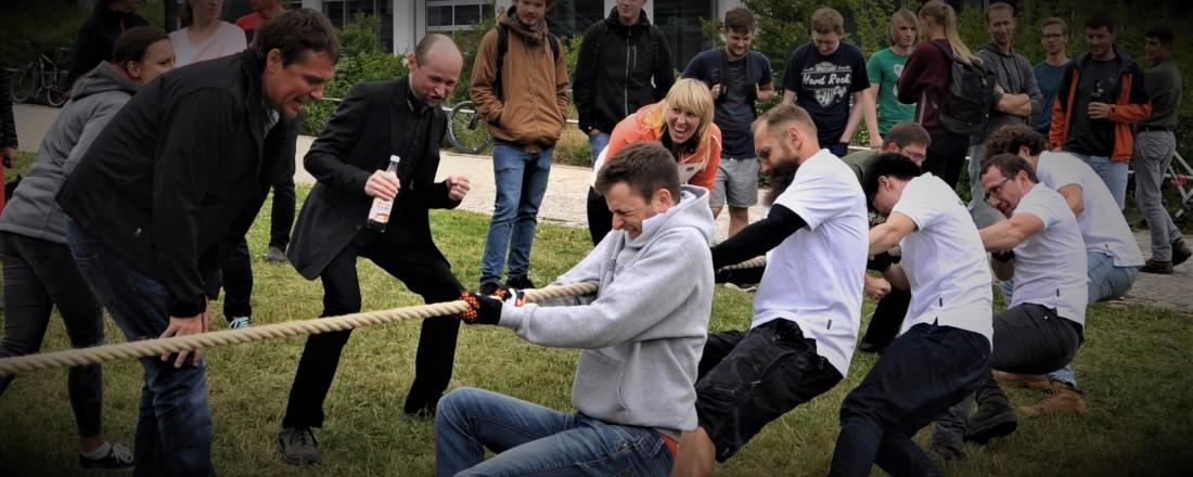 Team des Lehrstuhls Metallische Werkstoffe beim Tauziehen anlässliches des jährlichen Sommerfestes des ING