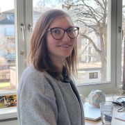 Portrait von Melanie Zitzmann im Büro