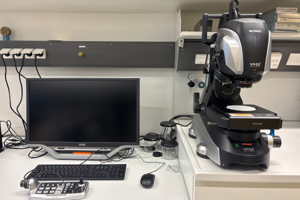 Bild von einem Computer der Steuerung und dem Mikroskop